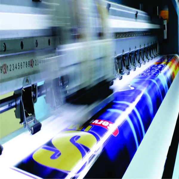 Impresión de gran formato con plotter de alta calidad, ideal para pancartas y pendones, hasta 3.20 metros de ancho