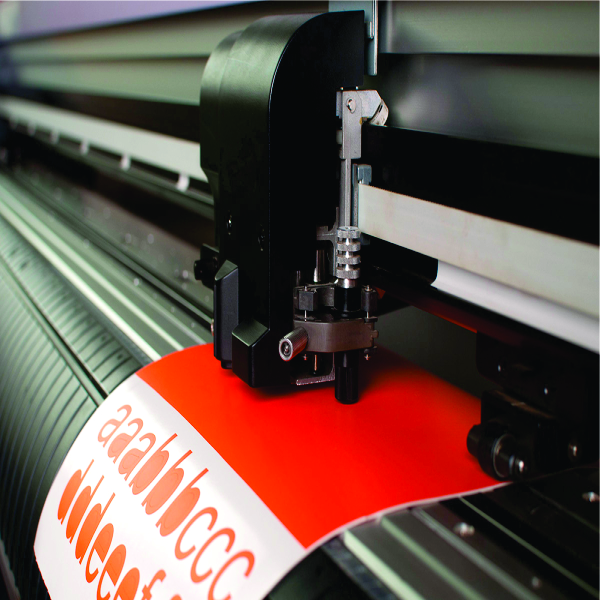 Plotter de corte para gran formato, ideal para productos de 1.30 metros de ancho como vinilos y adhesivos impresos